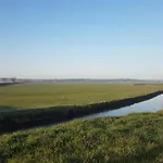 Le Domaine Des Roseraies, بيت للعطل Monfréville